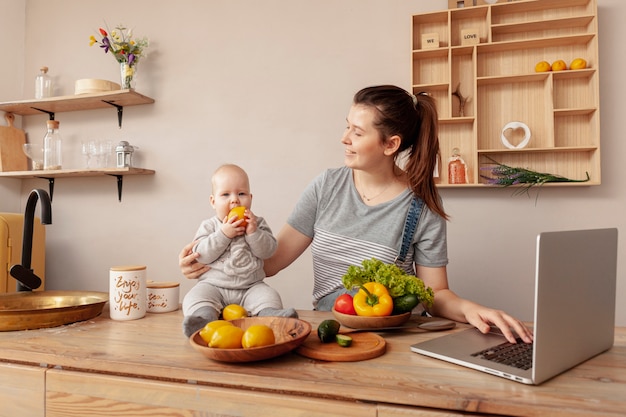 Mãe com bebê em casa