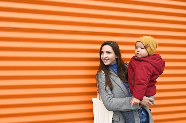 Mãe com bebê em laranja