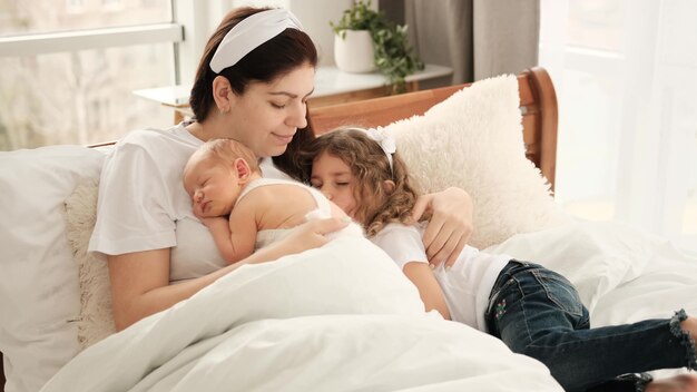 Mãe com bebê recém-nascido e filha