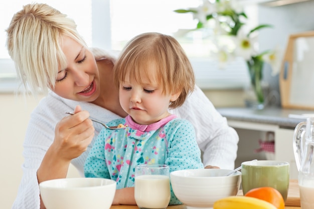 Mãe com café da manhã com a filha