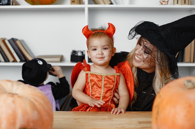 Foto mãe com criança fantasiada e maquiada