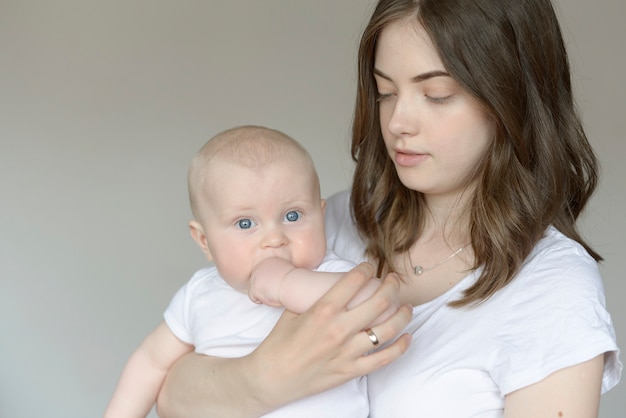 Mãe com criança fofa