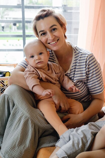 Mãe com criança infantil no quarto das crianças