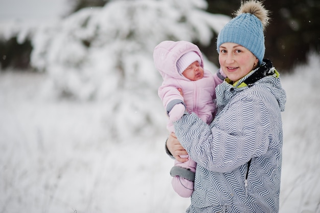 Mãe com criança pequena no dia de inverno.