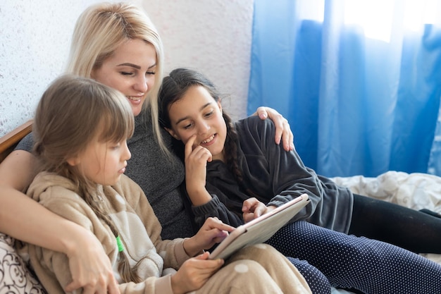 Mãe com dois filhos usando Tablet PC