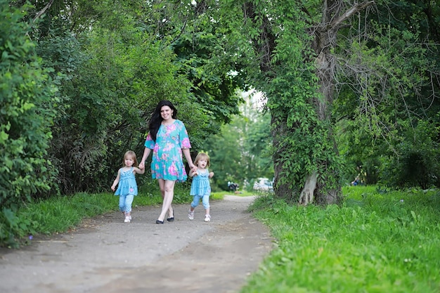 Mãe com duas filhas gêmeas