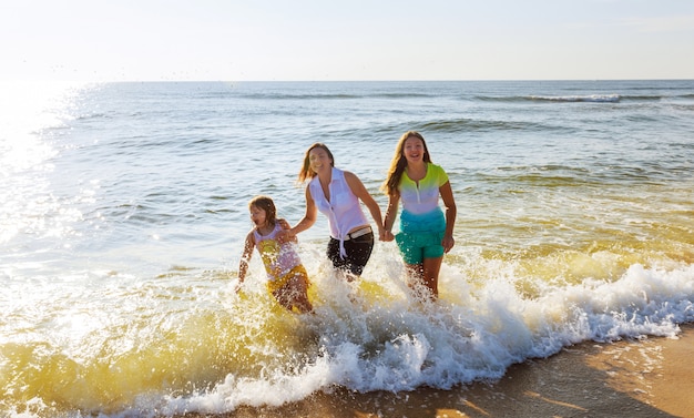 Mãe, com, duas filhas, praia