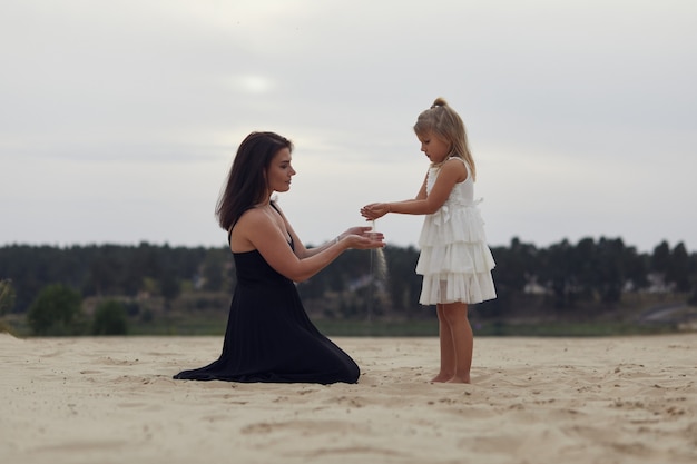 Mãe com filha anda