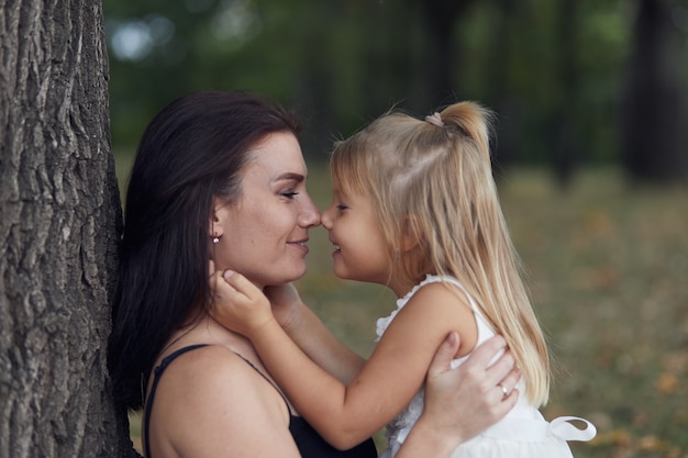 Mãe com filha anda