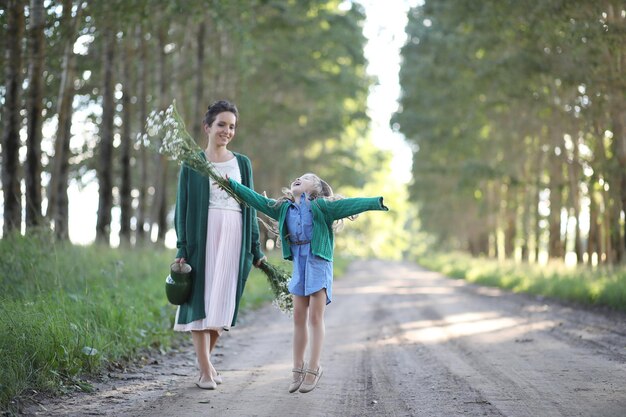 Mãe com filha andando na estrada