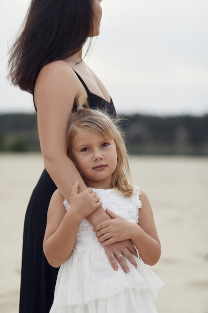 Mãe com filha caminhando na natureza