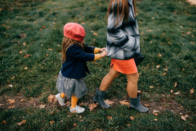 Mãe com filha caminhando