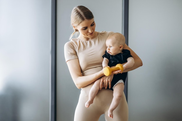 Mãe com filha criança exercitando ioga