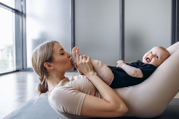 Mãe com filha criança exercitando na esteira