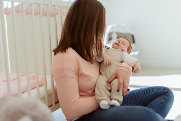 Mãe com filha em casa