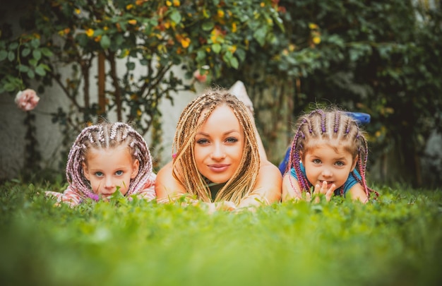 Mãe com filha no parque ao ar livre. Família junto vida de lazer.