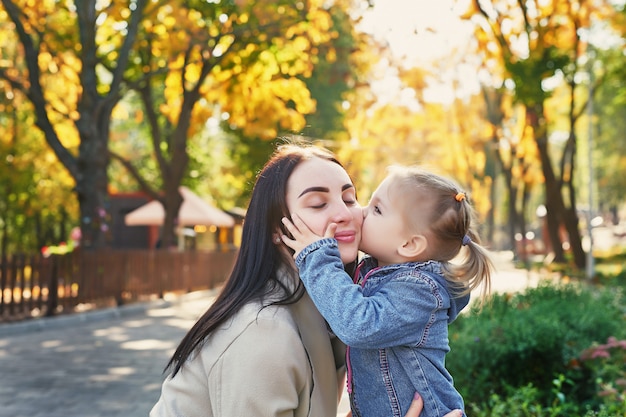 mãe com filha no parque outono