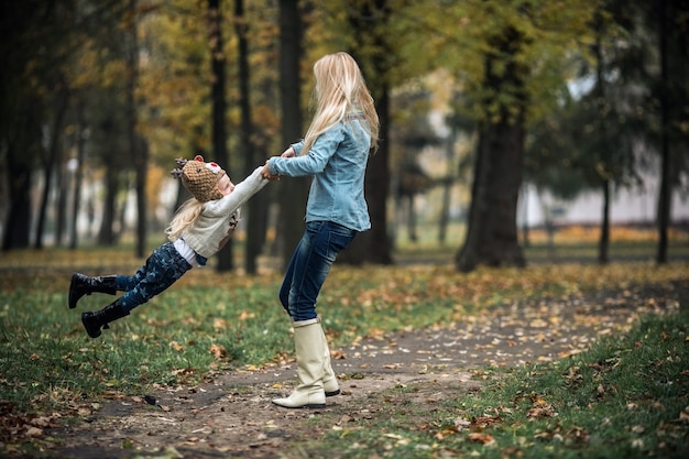 Mãe com filha no parque outono