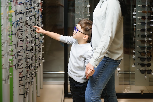 Mãe com filho bonito. Família compra óculos