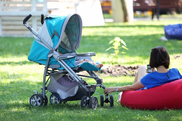 Mãe com filho descansando ao ar livre