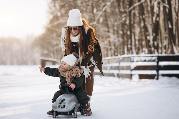 Mãe com filho em um carro pequeno no inverno