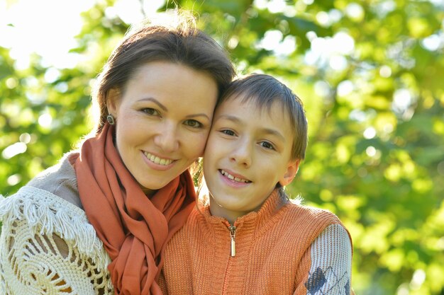 Mãe com filho no parque outono