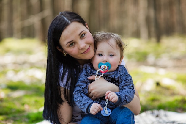 mãe com filho pequeno na floresta