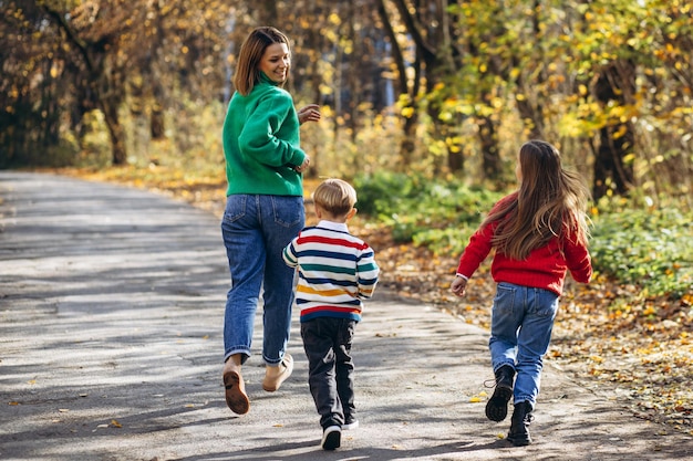 Mãe com filhos andando no parque