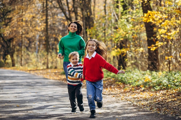 Mãe com filhos andando no parque