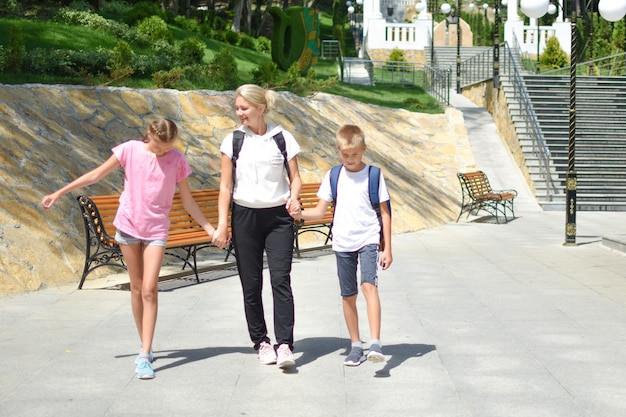 mãe com filhos caminhando no parque