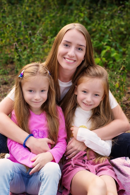 Mãe com filhos família feliz