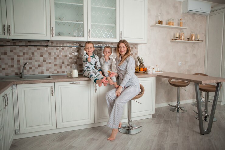 Foto mãe com filhos tomando café na cozinha