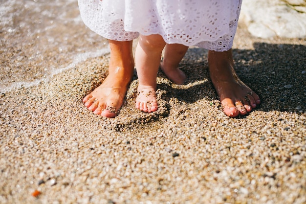 Mãe com filhos viajam praia