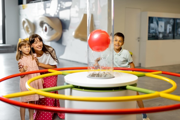 Mãe com filhos visitam um museu de ciência