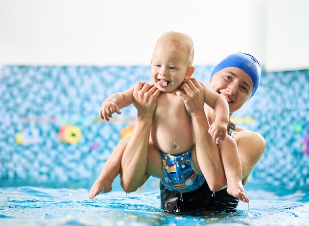 Mãe com menino em treinamento de piscina