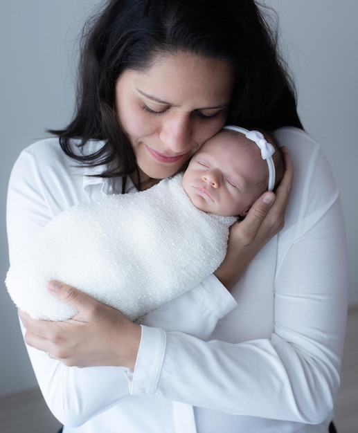 Mãe com o bebé a dormir