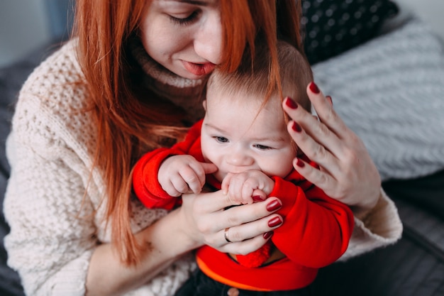 Mãe com o bebê no quarto