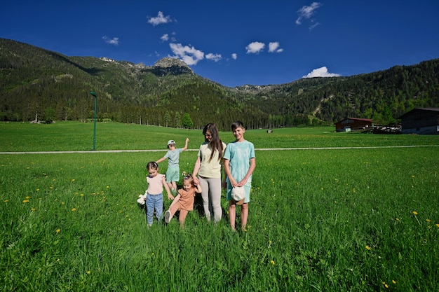 Mãe com quatro filhos no prado alpino em Untertauern Áustria