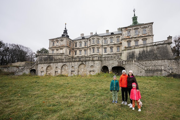 Mãe com quatro filhos visitam Pidhirtsi Castle Lviv região Ucrânia Turista familiar