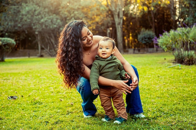 Mãe com seu filho bebê em uma paisagem natural