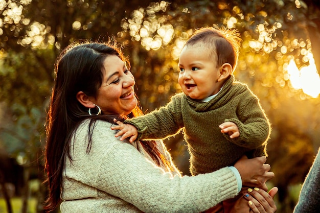 Mãe com seu filho bebê em uma paisagem natural