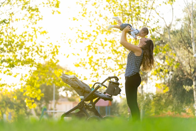 Mãe com seu filho brincando e rindo no parque