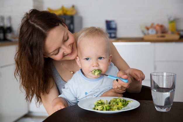 Mãe com seu filho comendo juntos e se divertindo