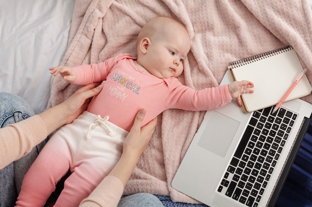 Foto mãe com seu filho em casa