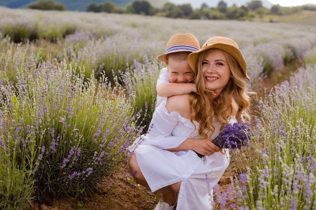 Mãe com seu filho no campo de lavanda