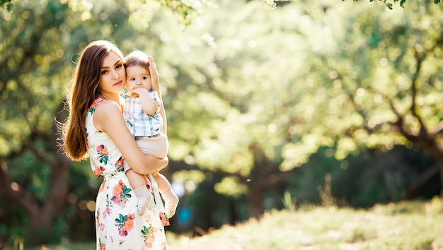 Mãe com seu filho no parque