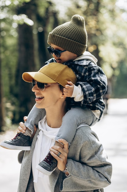 Mãe com seu filho pequeno se divertindo juntos no parque