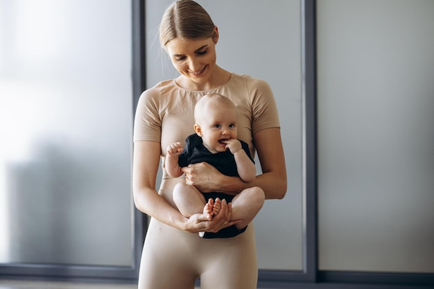 Mãe com sua filha pequena no pilates