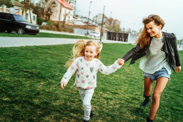 Mãe com sua filhinha se divertir no parque