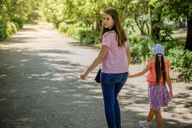 Mãe com suas filhas andando em um parque